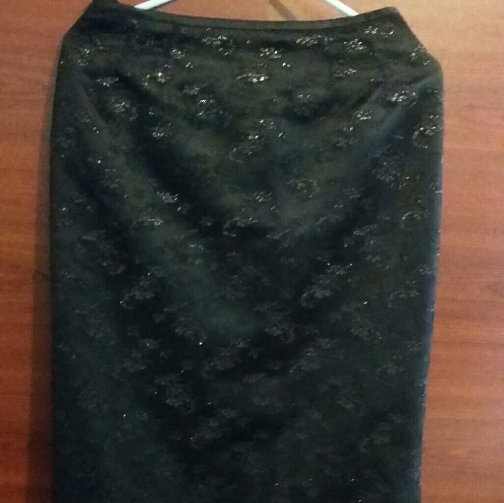 Black skirt tile